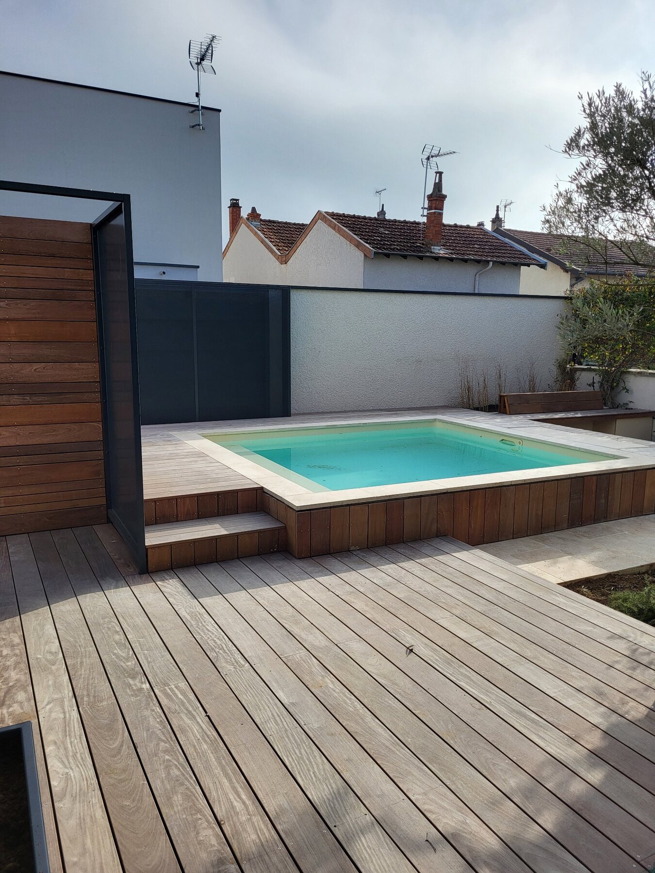 Terrasse et piscine à Bron
