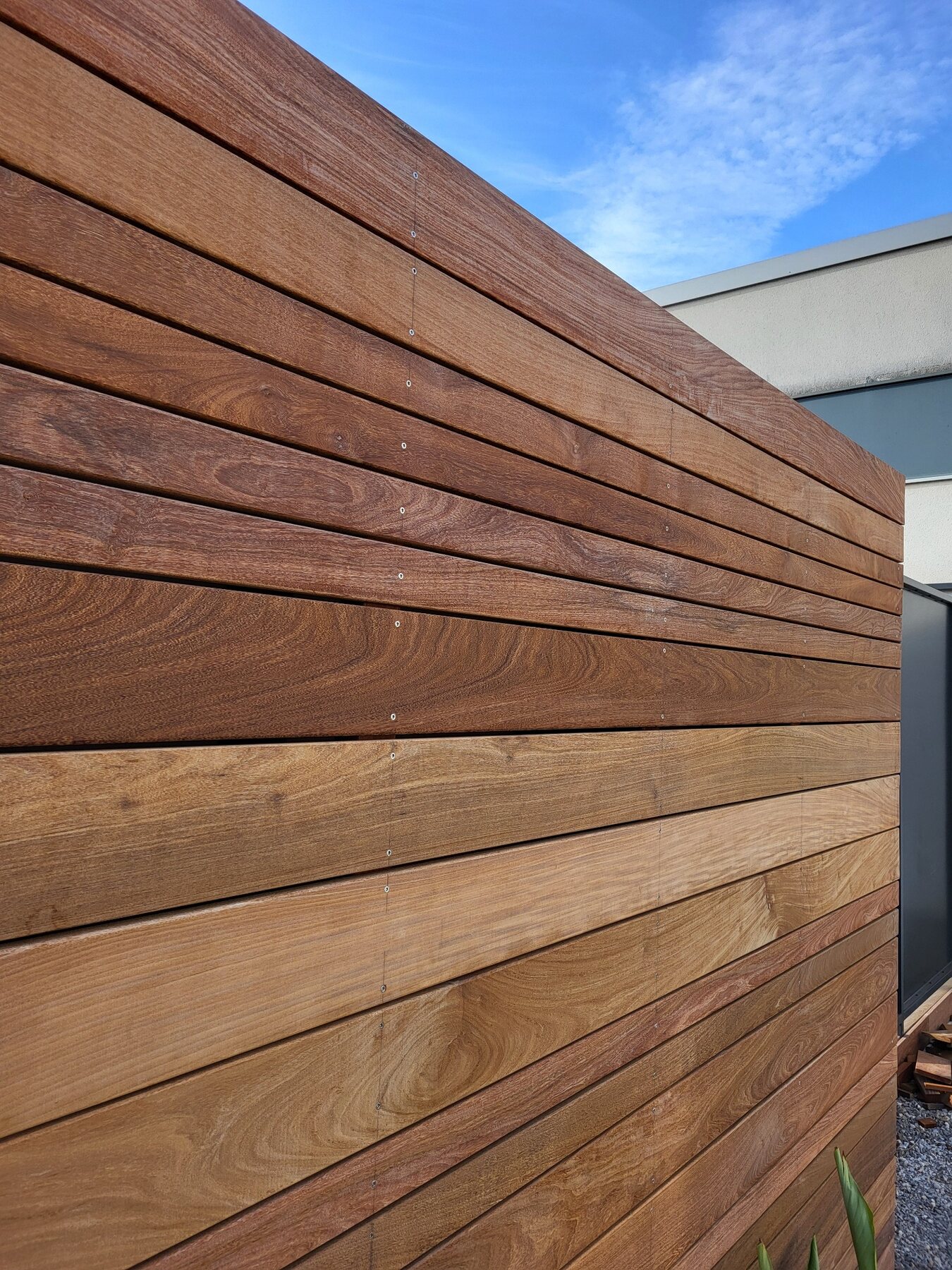 Détail de l’aménagement autour de la piscine à Bron 3