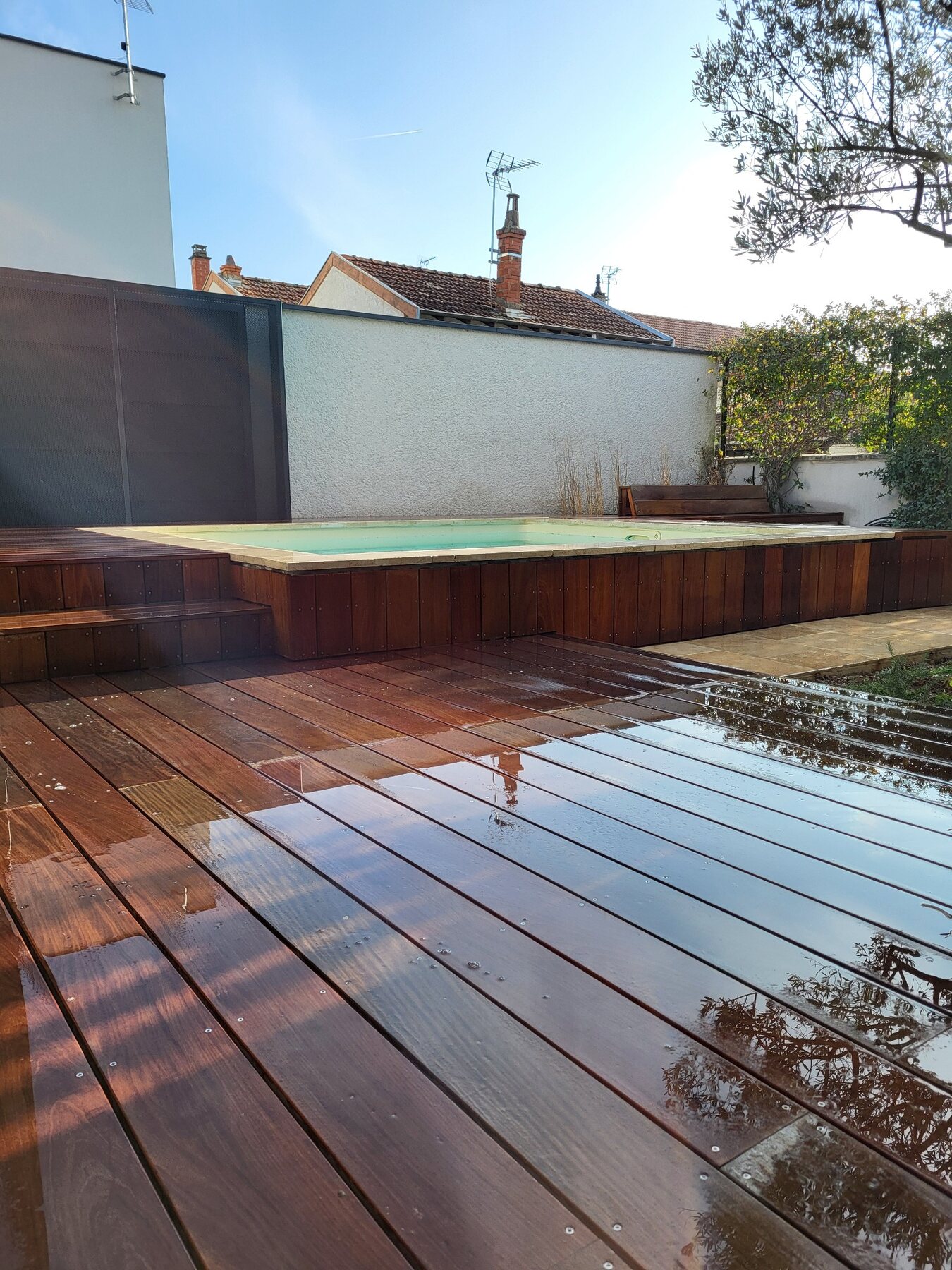 Détail de l’aménagement autour de la piscine à Bron 5