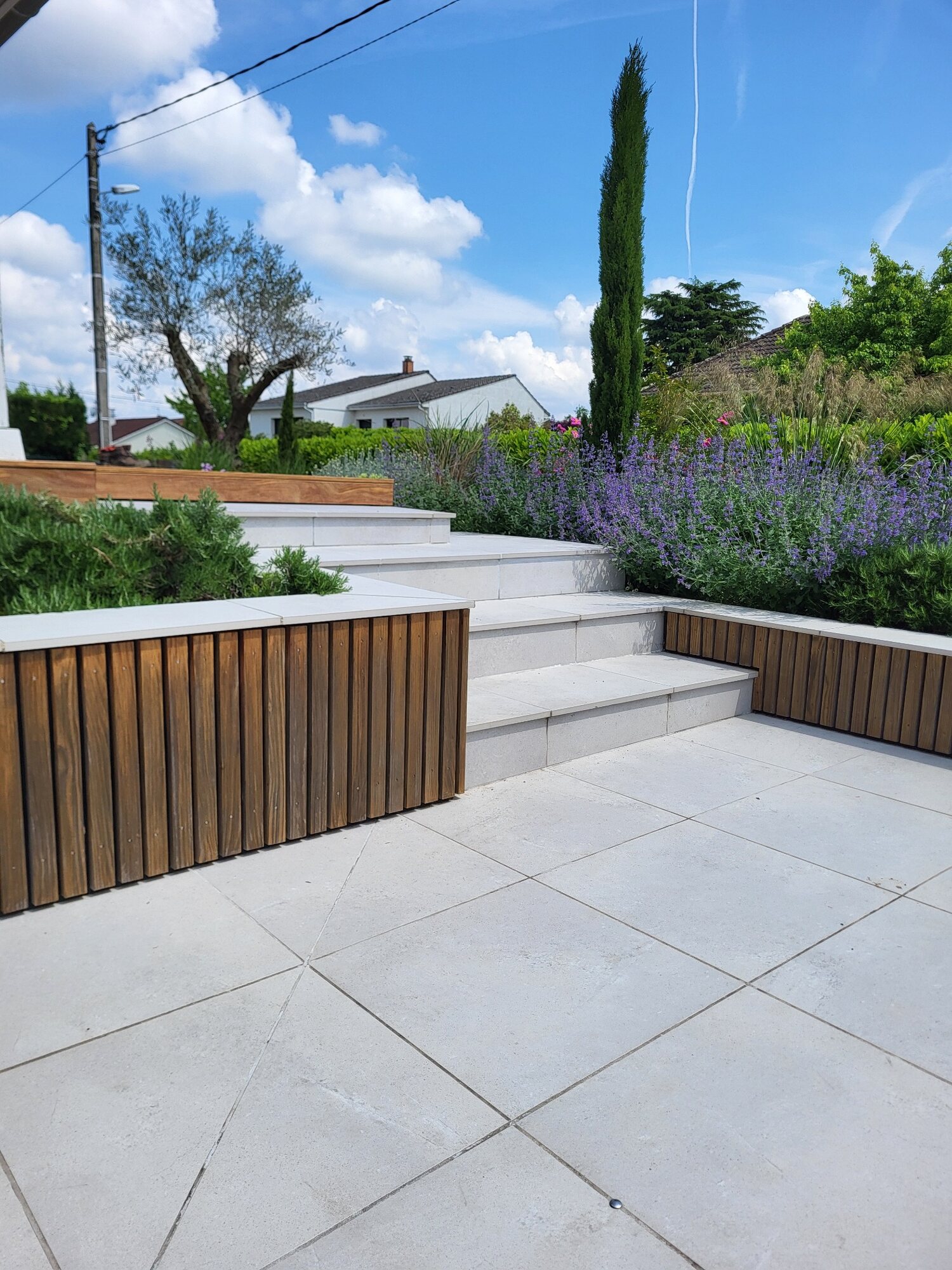 Détail de l’aménagement du jardin avec piscine à Meyzieu 1