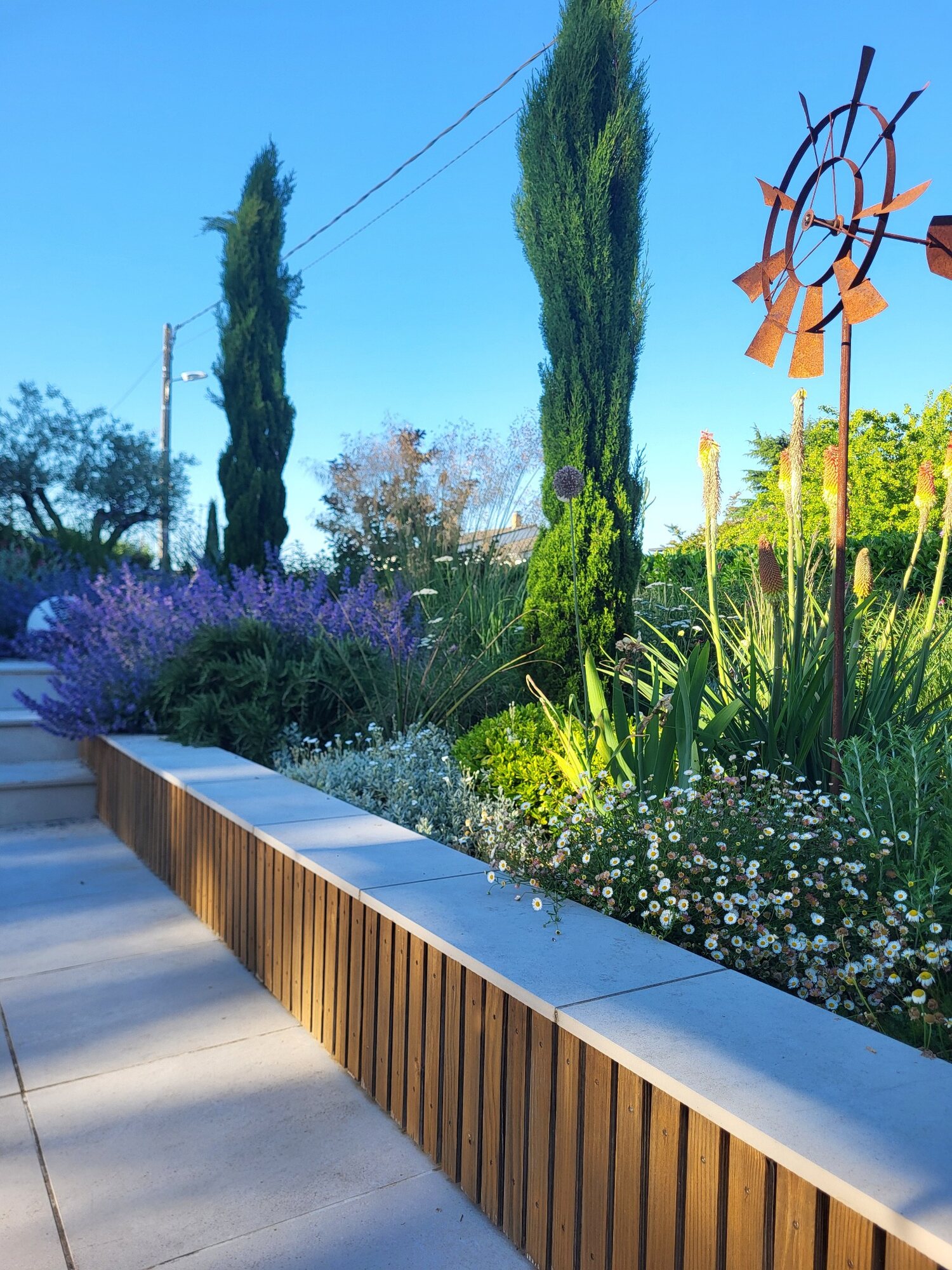 Détail de l’aménagement du jardin avec piscine à Meyzieu 4