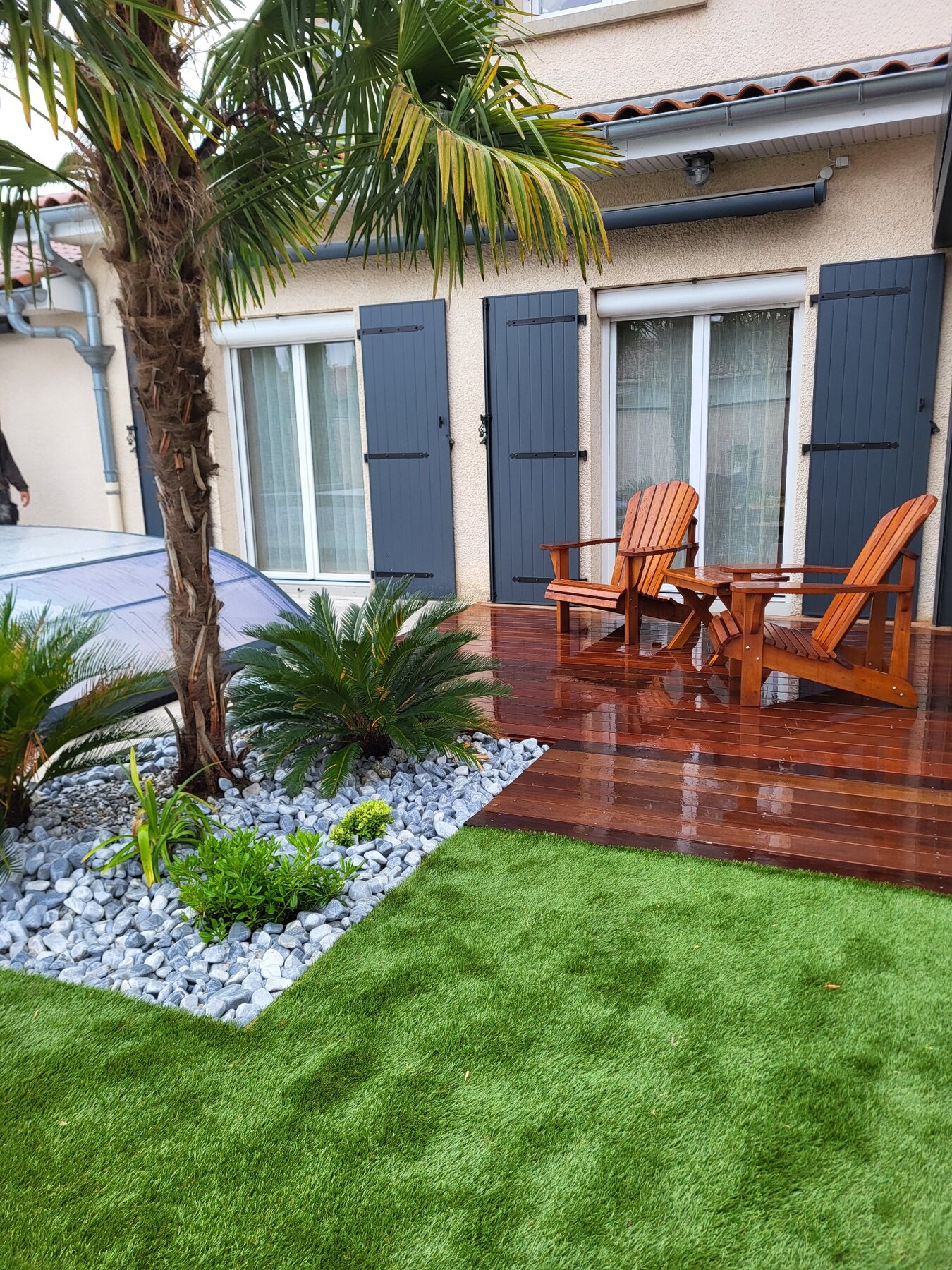 Jardin autour d’une piscine à Vaulx-en-Velin